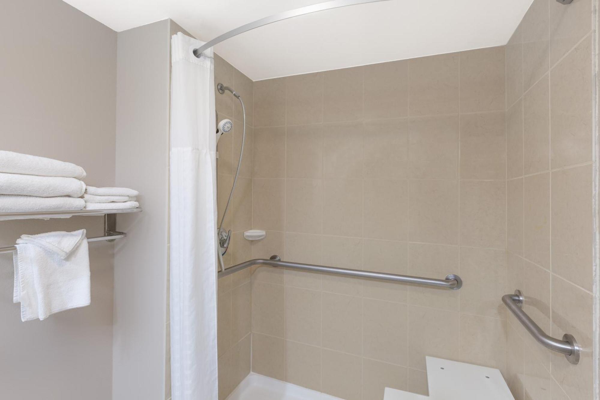 King Room Roll Shower Mobility or Hearing Accessible Non-Smoking,1704918332:JPEG