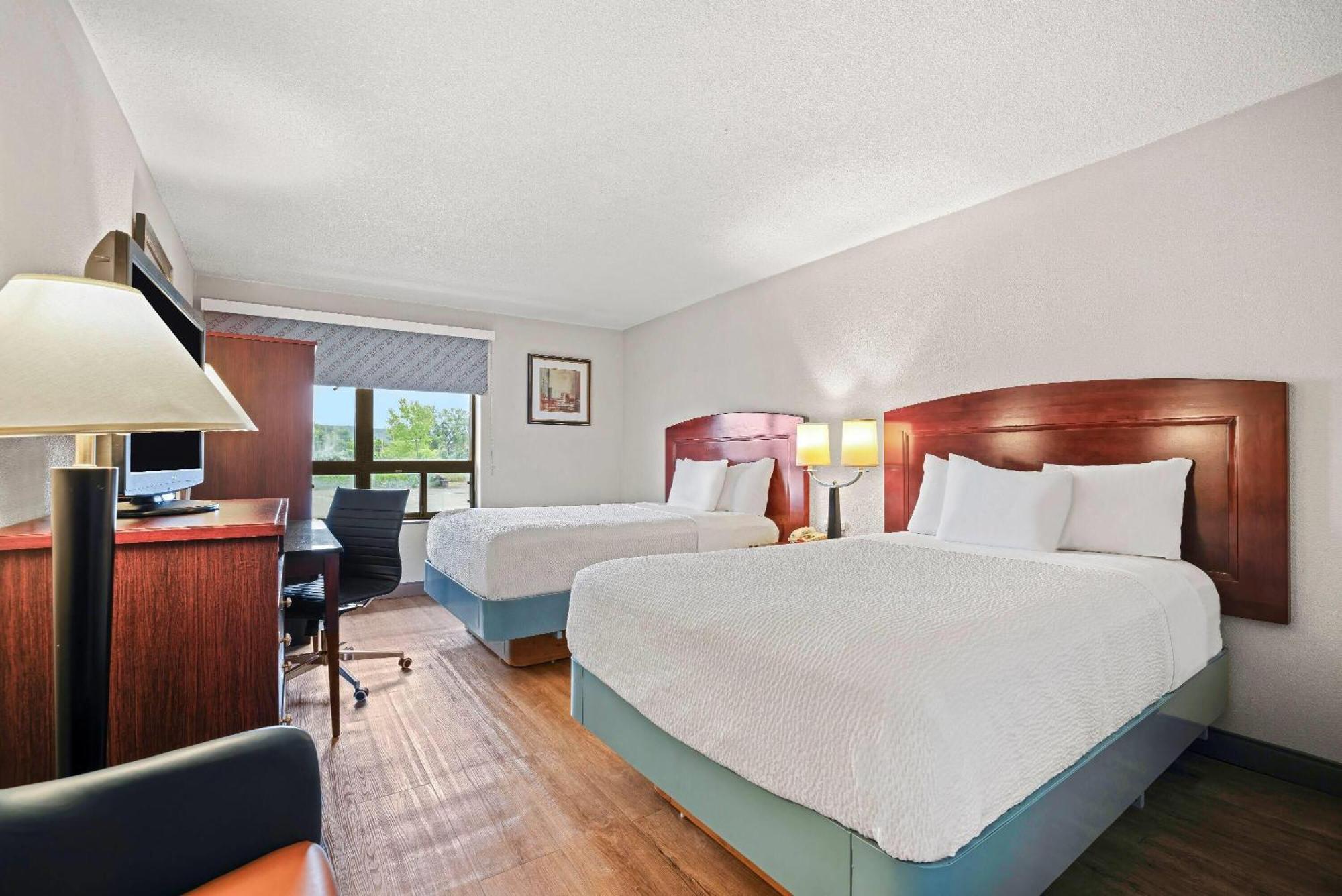 2 Double Beds Mobility or Hearing Accessible Room Bathtub w or Grab Bars Non-Smoking,1704918296:JPEG